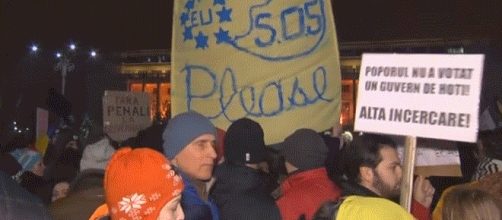 Les manifestants roumains en appelaient à l'Union européenne, brandissant des drapeaux de l'UE ou d'autres (allemand, français, &c.)