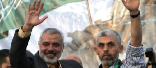 Un'immagine del nuovo capo di Hamas (a destra)
