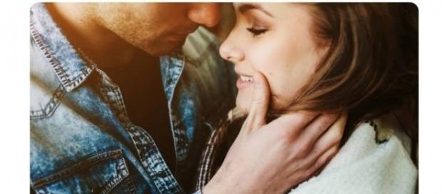 Ao jogar os cabelos enquanto sorri, a mulher estará deixando um homem apaixonado Ao jogar os cabelos enquanto sorri, a mulher estará deixando um homem apaixonado