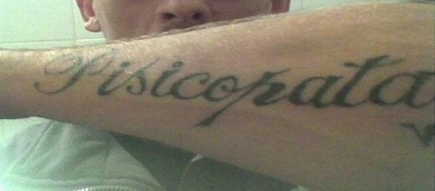 Imagina a frustação desse rapaz ao ver que sua tatuagem estava escrita errada Imagina a frustação desse rapaz ao ver que sua tatuagem estava escrita errada