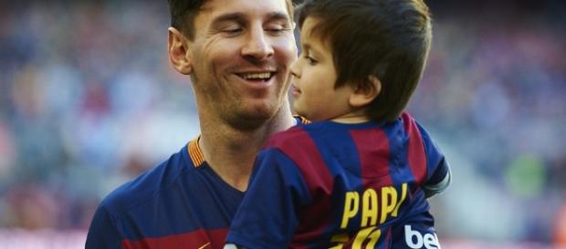 Lionel Messi : Le FC Barcelone recrute son fils de 3 ans et demi - purepeople.com Lionel Messi : Le FC Barcelone recrute son fils de 3 ans et demi - purepeople.com