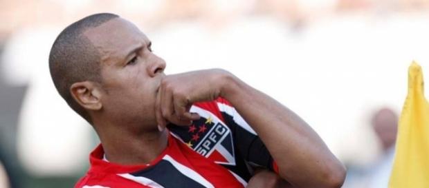Luis Fabiano tem como maior inspiração o baixinho Romário Luis Fabiano tem como maior inspiração o baixinho Romário
