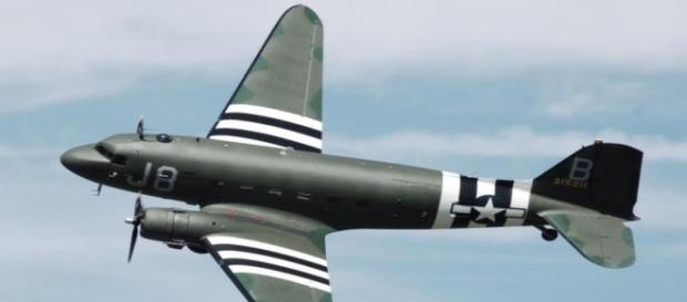 Moradores dizem que aeronave é um modelo da Segunda Guerra Mundial semelhante ao da foto (Derbyshire Times) Moradores dizem que aeronave é um modelo da Segunda Guerra Mundial semelhante ao da foto (Derbyshire Times)