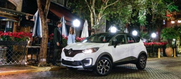 Na versão topo de linha, Intense, o Captur combina conhecido motor flexível 2.0 litros 16V à transmissão automática de quatro velocidades Na versão topo de linha, Intense, o Captur combina conhecido motor flexível 2.0 litros 16V à transmissão automática de quatro velocidades