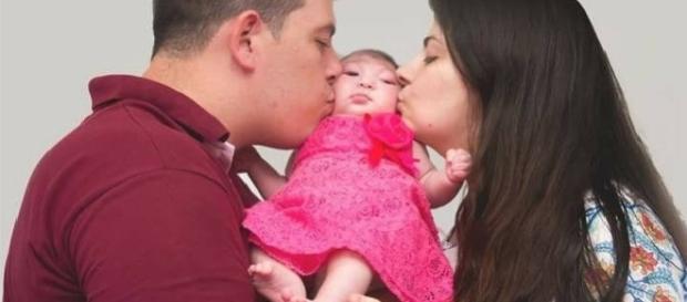 Pais contam com ajuda de doações para filha doente fazer cirurgia Pais contam com ajuda de doações para filha doente fazer cirurgia