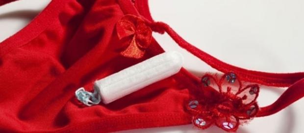 Se o fluxo menstrual estiver muito intenso, o aconselhável é que o casal tenha relações íntimas sem penetração Se o fluxo menstrual estiver muito intenso, o aconselhável é que o casal tenha relações íntimas sem penetração