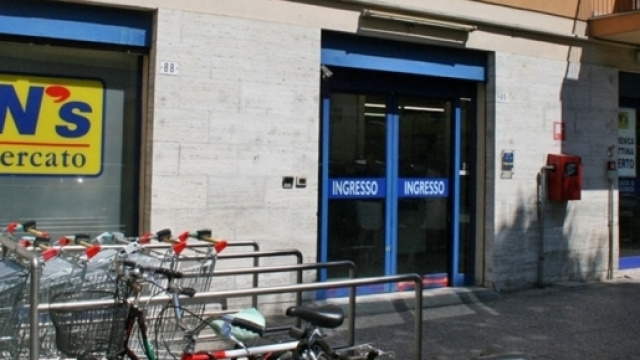 Discount di via Bellinzona, ruba tre pacchi di caff&egrave; e pesta la ... - modenatoday.it