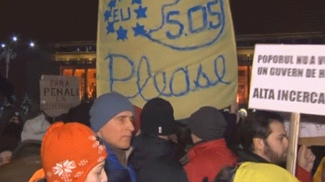 Les manifestants roumains en appelaient &agrave; l'Union europ&eacute;enne, brandissant des drapeaux de l'UE ou d'autres (allemand, fran&ccedil;ais, &c.)