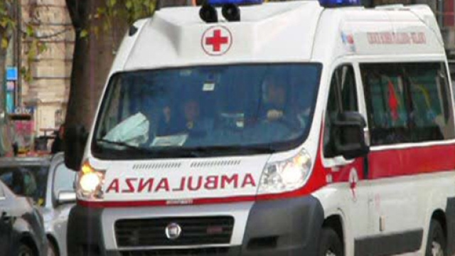 Roma, 17enne precipita dal settimo piano: &egrave; grave