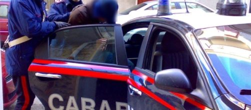 In via Manzoni sono intervenuti i Carabinieri di Porto Torres.