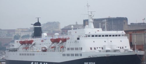 Incendio sul traghetto Snav attraccato nel porto di Palermo.