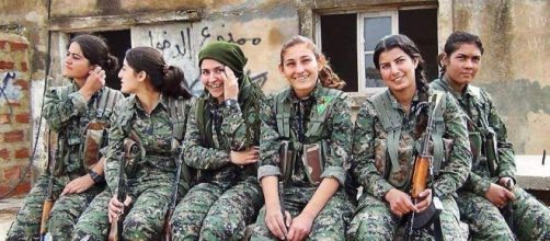 Un gruppo di combattenti kurde durante la liberazione di Kobane