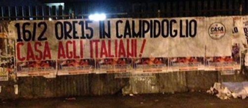 Uno degli striscioni affissi dal coordinamento "Casa agli italiani" nei quartieri romani.