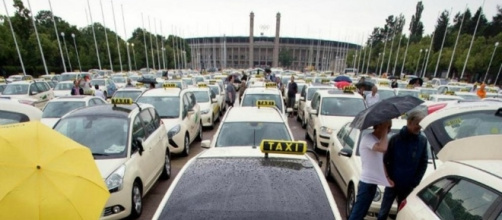La protesta dei tassisti contro Uber a Torino