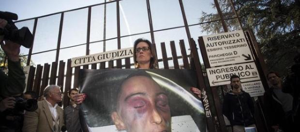 Caso Cucchi: per la sorella Ilaria il giorno della verità è più vicino. La Procura di Roma ha chiesto il rinvio a giudizio di 5 militari. Foto twitter Caso Cucchi: per la sorella Ilaria il giorno della verità è più vicino. La Procura di Roma ha chiesto il rinvio a giudizio di 5 militari. Foto twitter