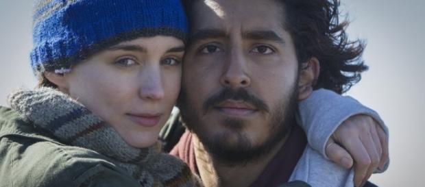 Dev Patel interpreta um homem em busca de sua família biológica após anos separados Dev Patel interpreta um homem em busca de sua família biológica após anos separados