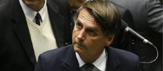 Jair Bolsonaro votou contra a perda de mandado para quem troca de partido Jair Bolsonaro votou contra a perda de mandado para quem troca de partido