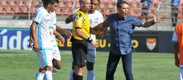 Jogadores do São Bento alegam que a bola não ultrapassou a linha Jogadores do São Bento alegam que a bola não ultrapassou a linha