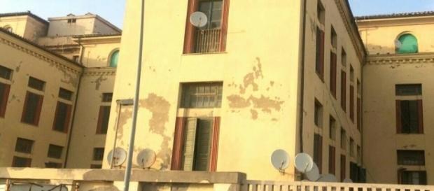 L'ala dell'ex colonia occupata da immigrati e le antenne paraboliche alle finestre. L'ala dell'ex colonia occupata da immigrati e le antenne paraboliche alle finestre.