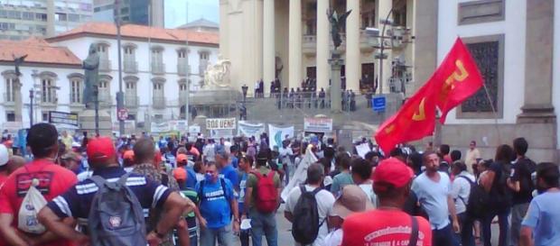 Manifestantes ocupam a rua Primeiro de Março, no Centro do Rio, em frente à Alerj. (Foto: José Moutinho) Manifestantes ocupam a rua Primeiro de Março, no Centro do Rio, em frente à Alerj. (Foto: José Moutinho)