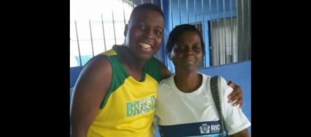 Filho acompanhou mãe na escola (Foto: Reprodução/Facebook/Vanderson Nascimento) Filho acompanhou mãe na escola (Foto: Reprodução/Facebook/Vanderson Nascimento)