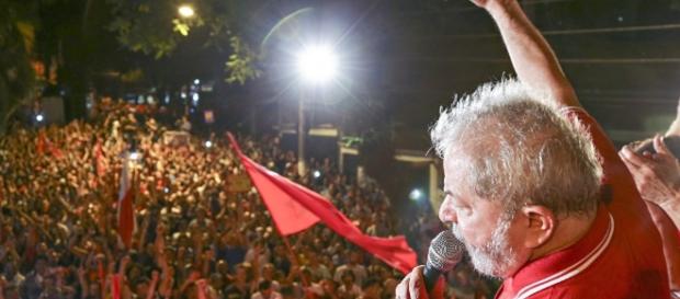 Pesquisa CNT/MDA diz que Lula seria eleito em 2018 Pesquisa CNT/MDA diz que Lula seria eleito em 2018