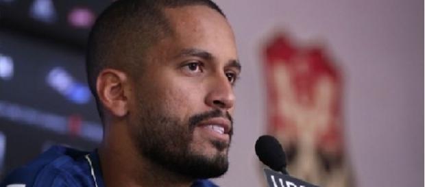 Rômulo não gosta de brincadeiras de vascaínos (Foto: site oficial do Flamengo) Rômulo não gosta de brincadeiras de vascaínos (Foto: site oficial do Flamengo)