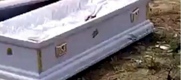 Urna ficou vazia, depois de eles roubarem o morto Urna ficou vazia, depois de eles roubarem o morto