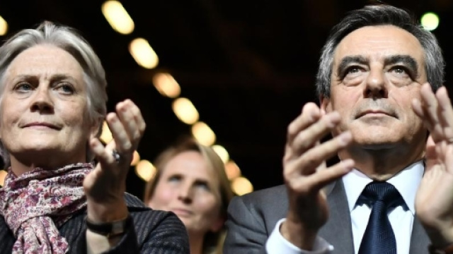 Francois Fillon et Penelope applaudissent