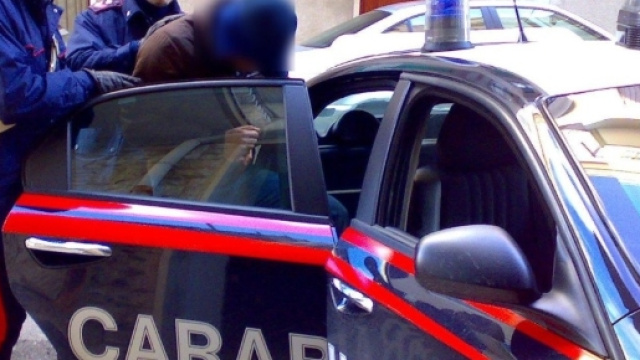 In via Manzoni sono intervenuti i Carabinieri di Porto Torres.
