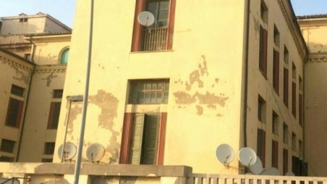 L'ala dell'ex colonia occupata da immigrati e le antenne paraboliche alle finestre.