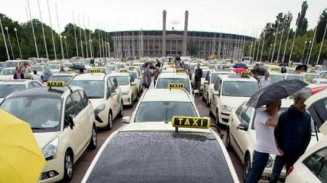 La protesta dei tassisti contro Uber a Torino
