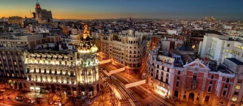 Esta es una foto de noche de Madrid.