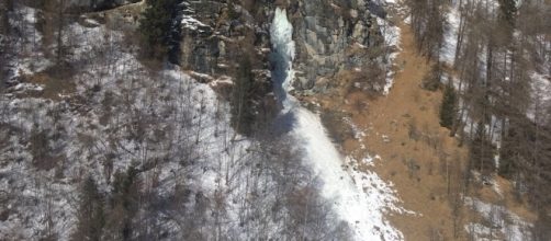 Una foto del Soccorso Alpino valdostano che ritrae il crollo della parete di ghiaccio