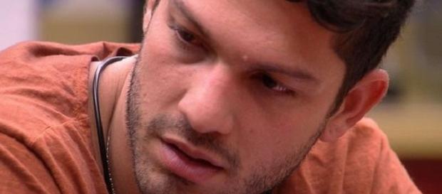 Luiz Felipe disse que acabou agredindo sua ex-namorada Luiz Felipe disse que acabou agredindo sua ex-namorada
