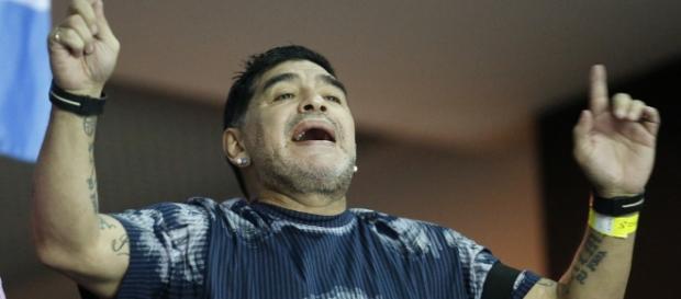 Diego Maradona apoyó al Nápoles en el Santiago Bernabéu - televisa.com Diego Maradona apoyó al Nápoles en el Santiago Bernabéu - televisa.com