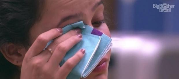 Emilly fica muito triste por deixar todos sem piscina Emilly fica muito triste por deixar todos sem piscina