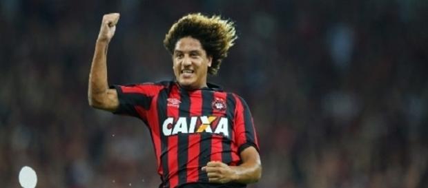 Felipe Gedoz marcou duas vezes, mas Atlético-PR deixou resultado escapar contra o Deportivo Capiatá. Felipe Gedoz marcou duas vezes, mas Atlético-PR deixou resultado escapar contra o Deportivo Capiatá.