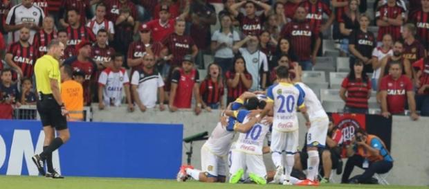 Jogo muito movimentado e com muitos gols na noite desta quarta-feira (Foto: Geraldo Bubniak/AGB) Jogo muito movimentado e com muitos gols na noite desta quarta-feira (Foto: Geraldo Bubniak/AGB)