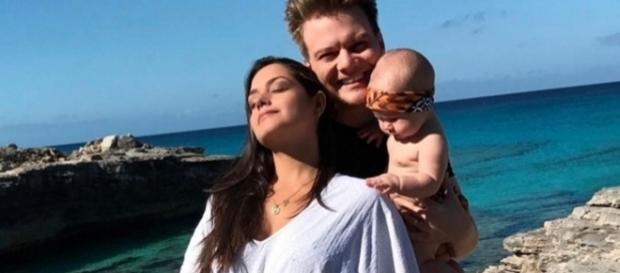 Michel Teló com a família nas férias. O casal anunciou chegada de novo bebê Michel Teló com a família nas férias. O casal anunciou chegada de novo bebê