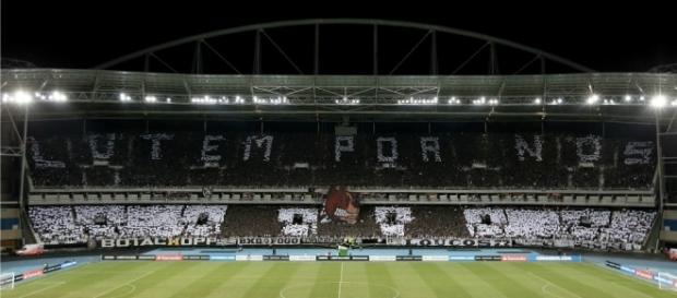 Torcida do Botafogo fez mosaico 3D no Nilton Santos Torcida do Botafogo fez mosaico 3D no Nilton Santos