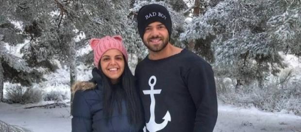 O casal está quase a casar pela Igreja. O casal está quase a casar pela Igreja.