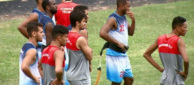 Problemas começaram na véspera quando elenco ameaçou não viajar Problemas começaram na véspera quando elenco ameaçou não viajar