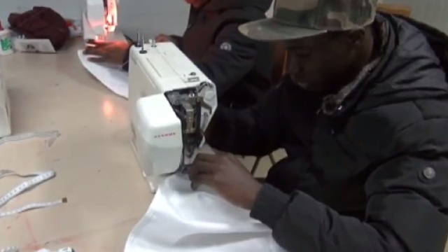 I due sarti musulmani impegnati alla macchina da cucire in vista delle comunioni.