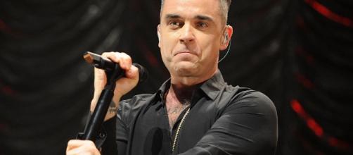 Robbie Williams se "limpia" las manos tras saludar a sus fans - sopitas.com