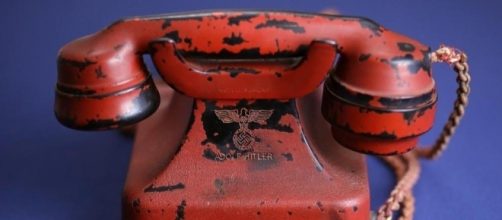 Il telefono della morte con l'emblema del Terzo Reich