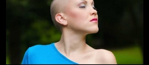Raffreddare il cuoio capelluto durante un trattamento chemioterapico può evitare la caduta dei capelli.