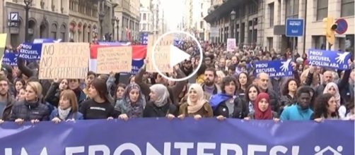 Spanish people call on their government to accept refugees - youtube.com