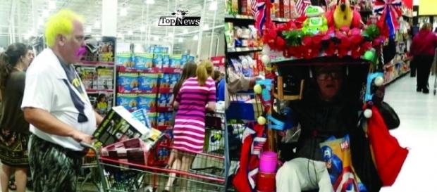 Cinco pessoas vestida esquisitas para fazer compras Cinco pessoas vestida esquisitas para fazer compras