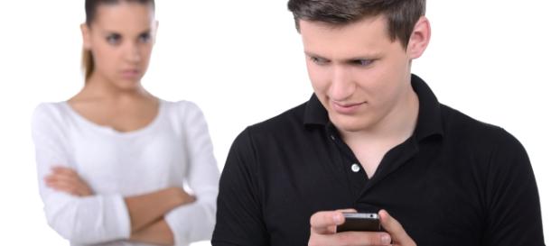 Ciúmes excessivo pode levar as pessoas a fazerem coisas secretamente Ciúmes excessivo pode levar as pessoas a fazerem coisas secretamente